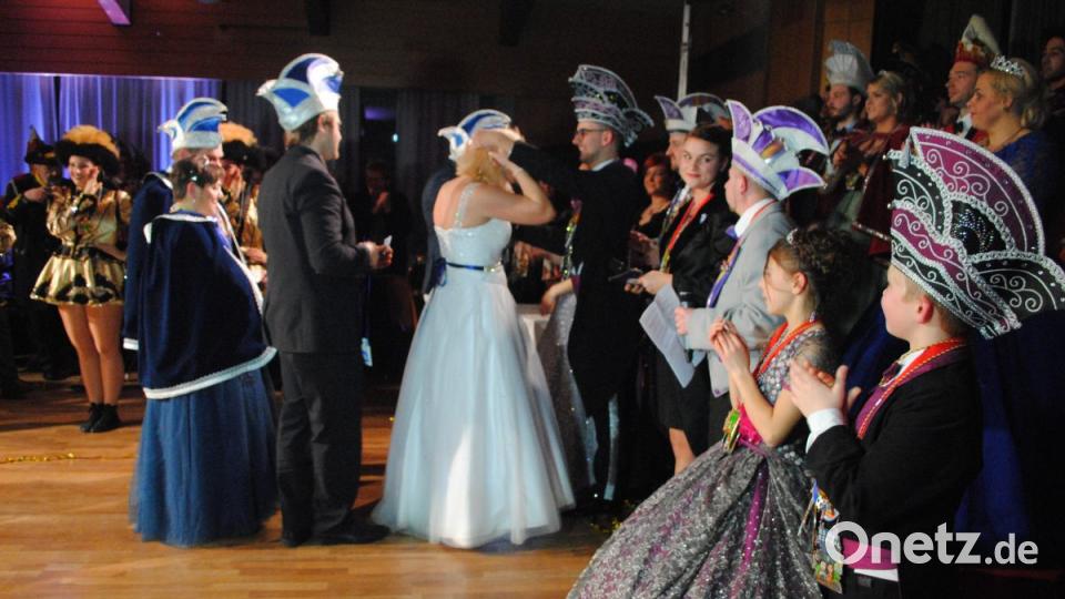 Ein buntes, rauschendes Fest feierten die Nordoberpfälzer Prinzenpaare in der Mehrzweckhalle in Floß Bild: gag