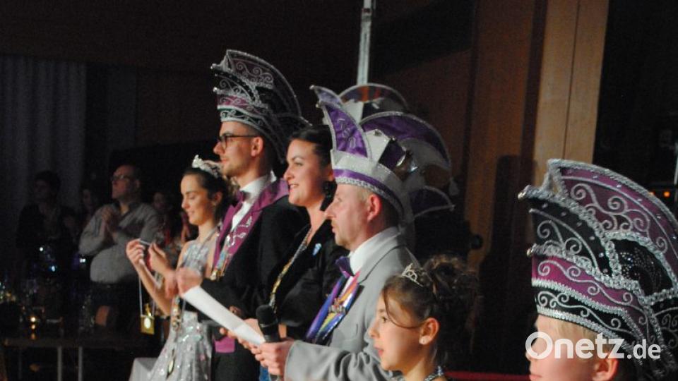 Ein buntes, rauschendes Fest feierten die Nordoberpfälzer Prinzenpaare in der Mehrzweckhalle in Floß Bild: gag