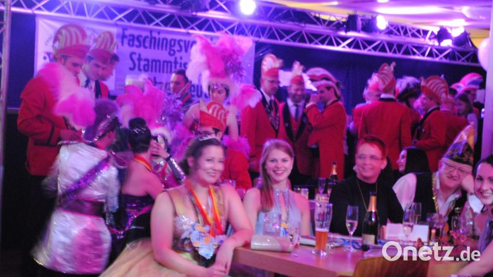 Ein buntes, rauschendes Fest feierten die Nordoberpfälzer Prinzenpaare in der Mehrzweckhalle in Floß Bild: gag