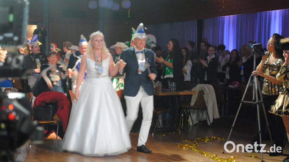 Ein buntes, rauschendes Fest feierten die Nordoberpfälzer Prinzenpaare in der Mehrzweckhalle in Floß Bild: gag