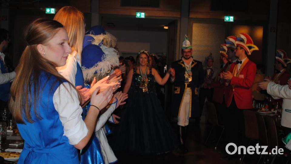 Ein buntes, rauschendes Fest feierten die Nordoberpfälzer Prinzenpaare in der Mehrzweckhalle in Floß Bild: gag
