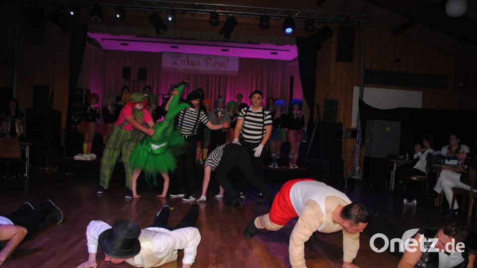 Ein buntes, rauschendes Fest feierten die Nordoberpfälzer Prinzenpaare in der Mehrzweckhalle in Floß Bild: gag