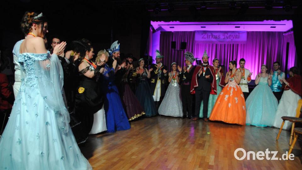 Ein buntes, rauschendes Fest feierten die Nordoberpfälzer Prinzenpaare in der Mehrzweckhalle in Floß Bild: gag