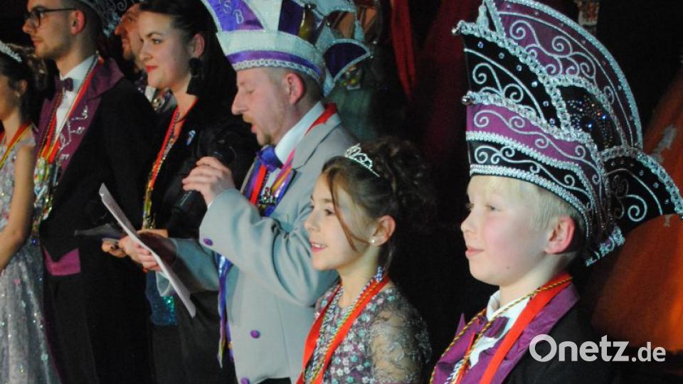 Ein buntes, rauschendes Fest feierten die Nordoberpfälzer Prinzenpaare in der Mehrzweckhalle in Floß Bild: gag