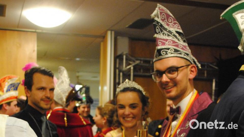 Ein buntes, rauschendes Fest feierten die Nordoberpfälzer Prinzenpaare in der Mehrzweckhalle in Floß Bild: gag