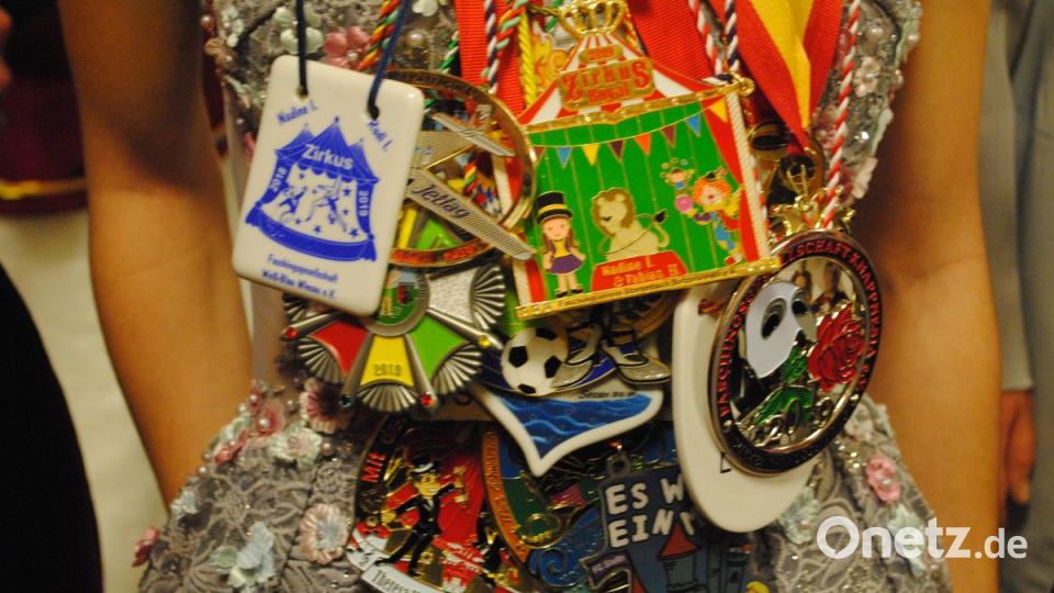 Ein buntes, rauschendes Fest feierten die Nordoberpfälzer Prinzenpaare in der Mehrzweckhalle in Floß Bild: gag