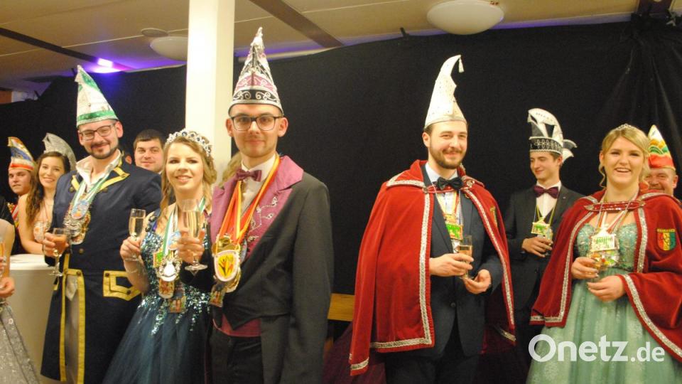 Ein buntes, rauschendes Fest feierten die Nordoberpfälzer Prinzenpaare in der Mehrzweckhalle in Floß Bild: gag