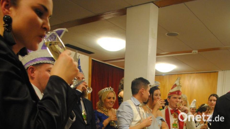 Ein buntes, rauschendes Fest feierten die Nordoberpfälzer Prinzenpaare in der Mehrzweckhalle in Floß Bild: gag