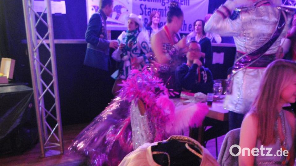 Ein buntes, rauschendes Fest feierten die Nordoberpfälzer Prinzenpaare in der Mehrzweckhalle in Floß Bild: gag