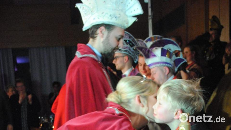 Ein buntes, rauschendes Fest feierten die Nordoberpfälzer Prinzenpaare in der Mehrzweckhalle in Floß Bild: gag