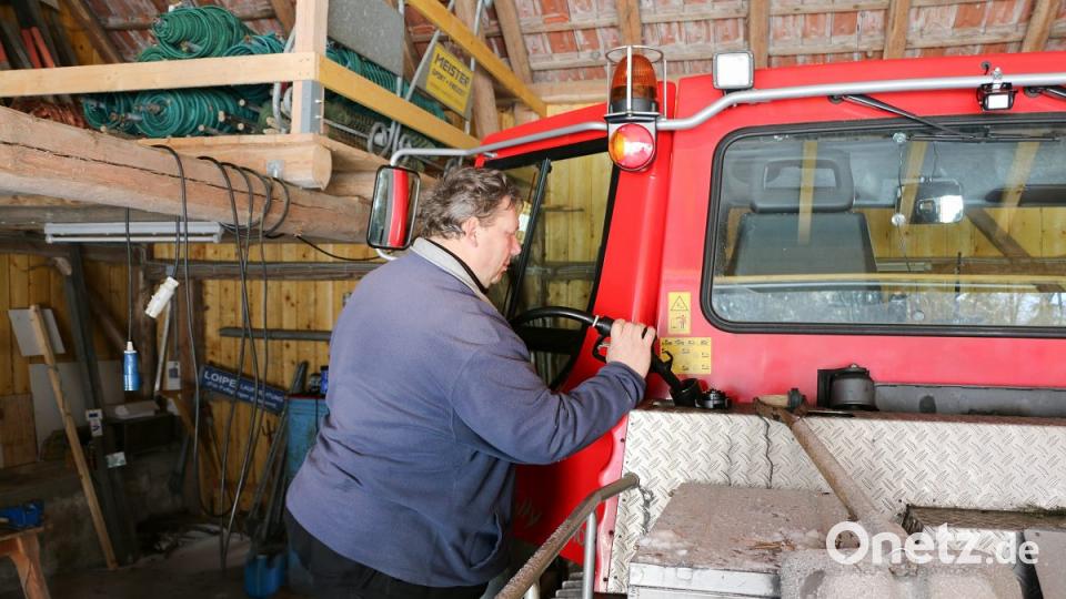 Auftanken für den nächsten Einsatz. Heiner Denz bereitet seinen Pisten-Bully immer nach der Heimkehr für die nächste Fahrt vor. Bild: bsc