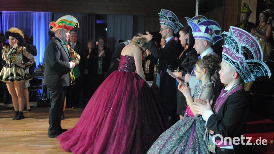 Ein buntes, rauschendes Fest feierten die Nordoberpfälzer Prinzenpaare in der Mehrzweckhalle in Floß Bild: gag