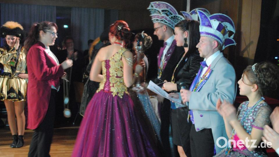 Ein buntes, rauschendes Fest feierten die Nordoberpfälzer Prinzenpaare in der Mehrzweckhalle in Floß Bild: gag