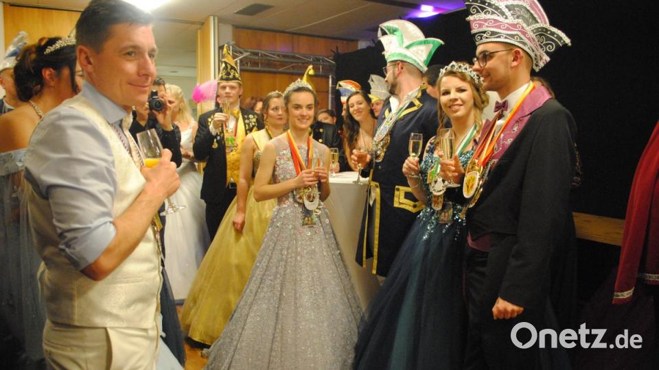 Ein buntes, rauschendes Fest feierten die Nordoberpfälzer Prinzenpaare in der Mehrzweckhalle in Floß Bild: gag