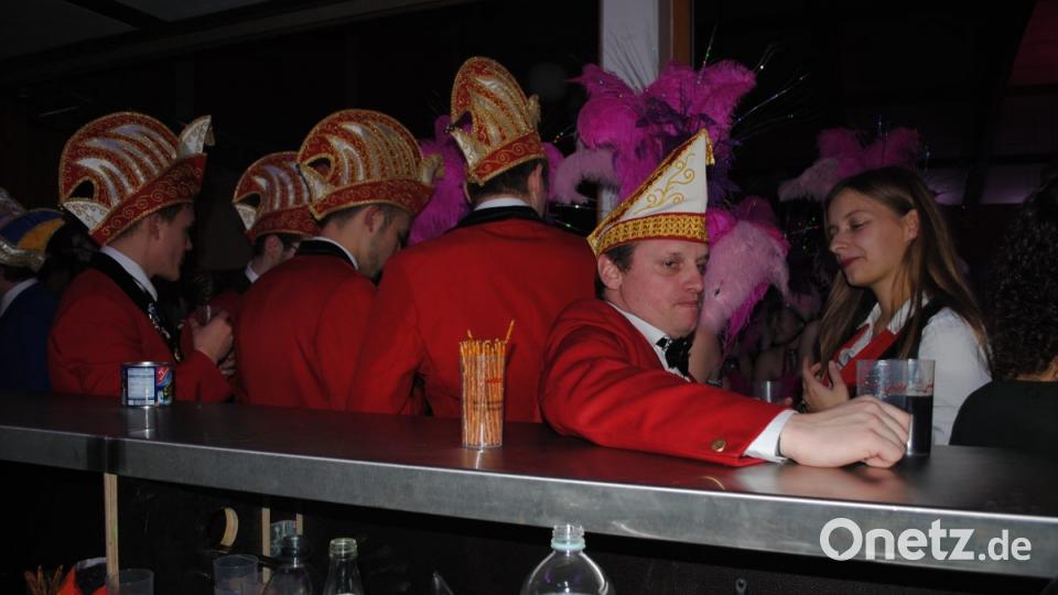 Ein buntes, rauschendes Fest feierten die Nordoberpfälzer Prinzenpaare in der Mehrzweckhalle in Floß Bild: gag