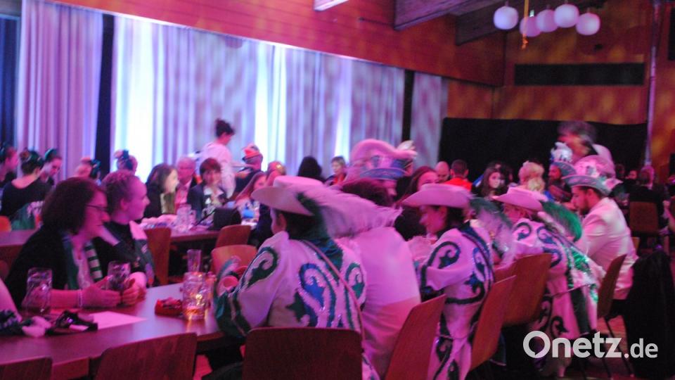 Ein buntes, rauschendes Fest feierten die Nordoberpfälzer Prinzenpaare in der Mehrzweckhalle in Floß Bild: gag