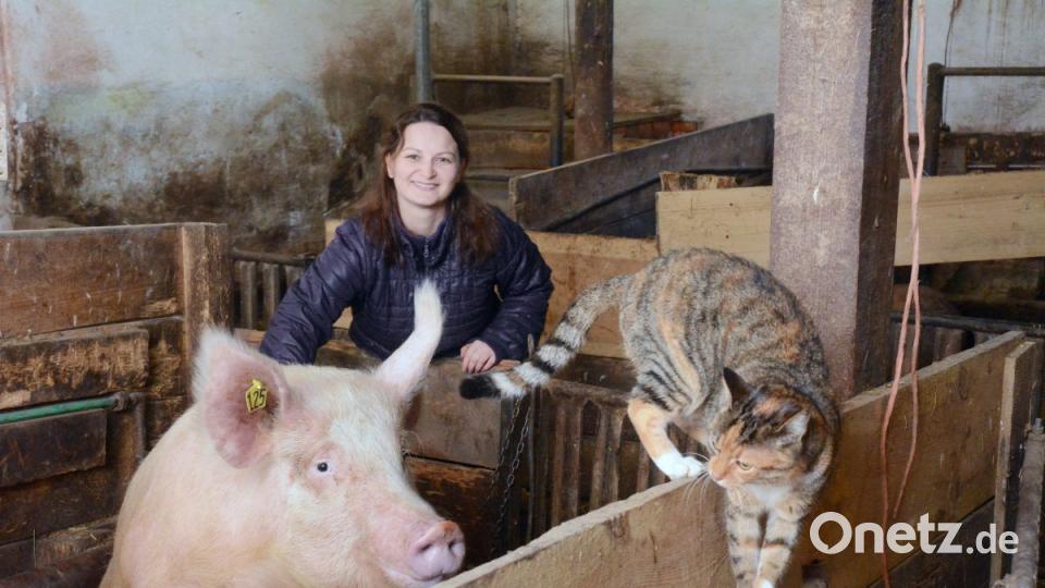 Die Tierliebhaberin genießt es, viele Tiere um sich zu haben. Bild: Gabi Schönberger