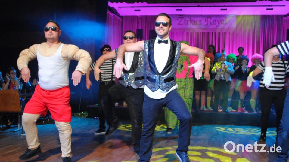 Ein buntes, rauschendes Fest feierten die Nordoberpfälzer Prinzenpaare in der Mehrzweckhalle in Floß Bild: gag