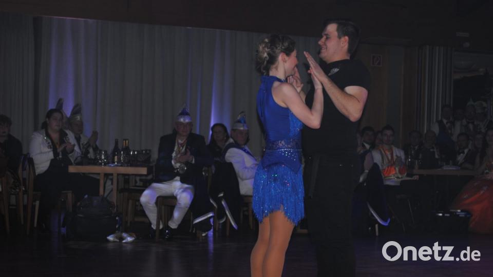 Ein buntes, rauschendes Fest feierten die Nordoberpfälzer Prinzenpaare in der Mehrzweckhalle in Floß Bild: gag