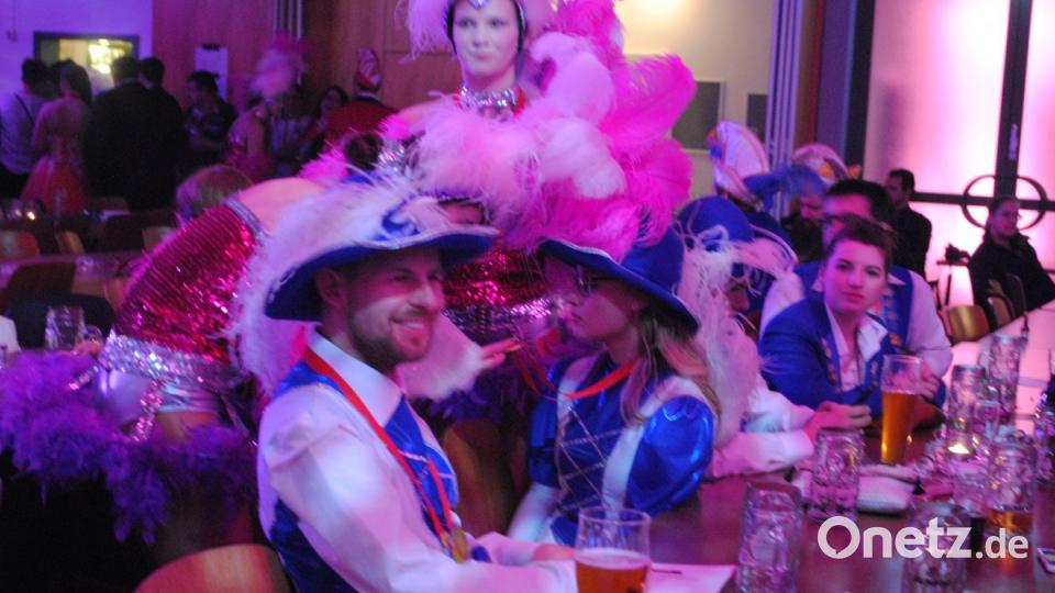 Ein buntes, rauschendes Fest feierten die Nordoberpfälzer Prinzenpaare in der Mehrzweckhalle in Floß Bild: gag