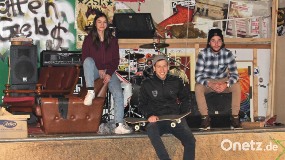 Die alte Hutfabrik ist jetzt die Kulturfabrik - mit Skate-Anlage im Wohnzimmer. Yasmin Walai, Josh Eichermüller und Maximilian Hohlheimer (von links) sind junge Erwachsene für die Inklusion kein Fremdwort ist. Sie leben nach ehrenhaften Prinzipien. Bild: dwi