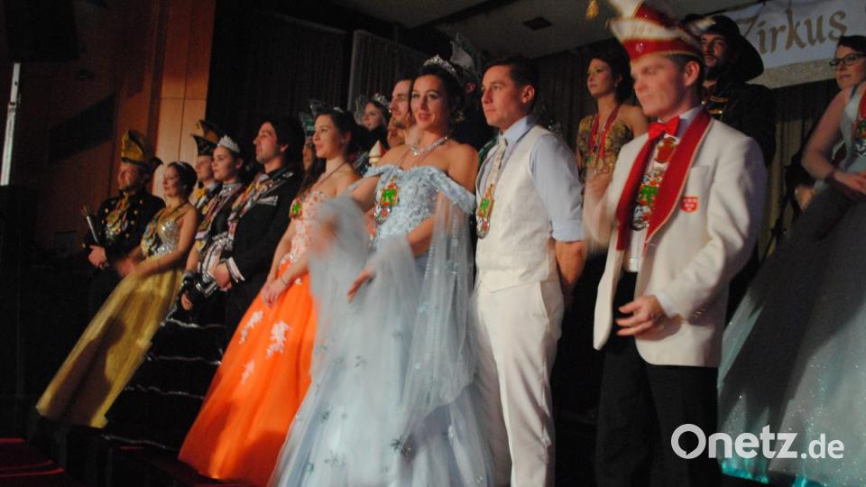 Ein buntes, rauschendes Fest feierten die Nordoberpfälzer Prinzenpaare in der Mehrzweckhalle in Floß Bild: gag