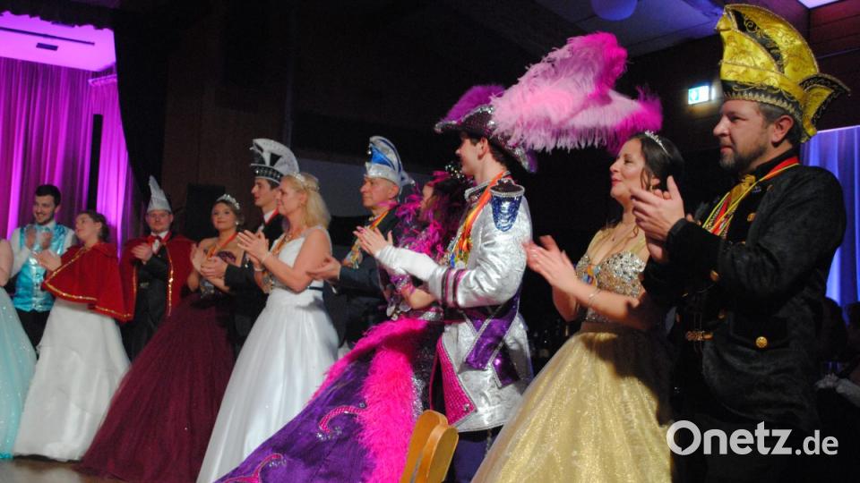 Ein buntes, rauschendes Fest feierten die Nordoberpfälzer Prinzenpaare in der Mehrzweckhalle in Floß Bild: gag