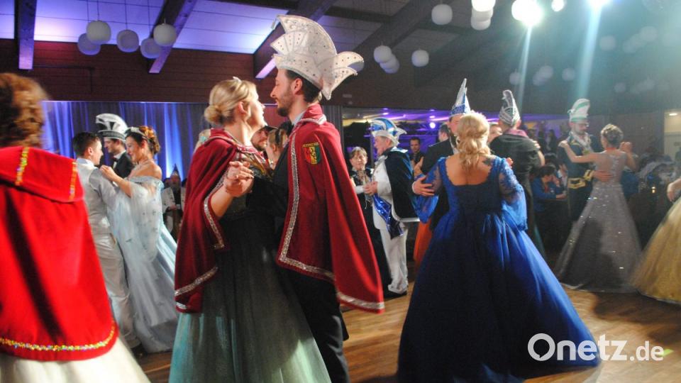Ein buntes, rauschendes Fest feierten die Nordoberpfälzer Prinzenpaare in der Mehrzweckhalle in Floß Bild: gag