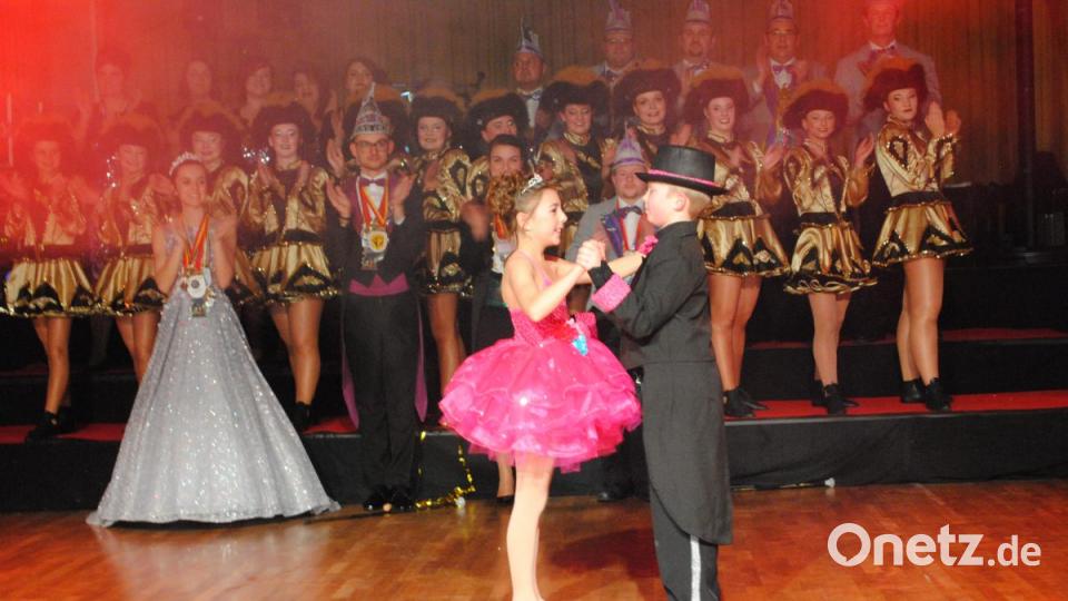 Ein buntes, rauschendes Fest feierten die Nordoberpfälzer Prinzenpaare in der Mehrzweckhalle in Floß Bild: gag