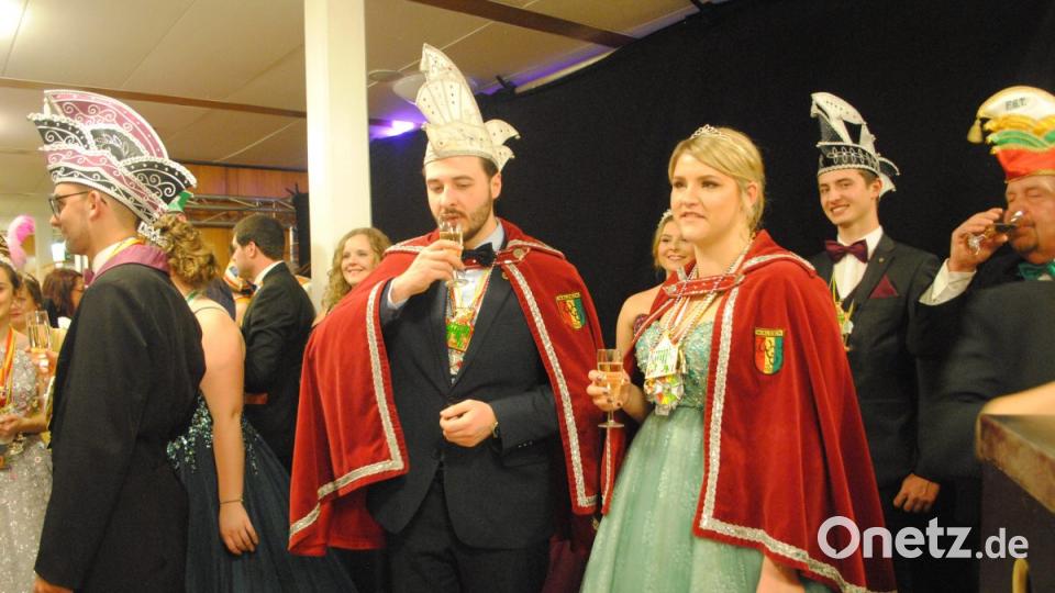 Ein buntes, rauschendes Fest feierten die Nordoberpfälzer Prinzenpaare in der Mehrzweckhalle in Floß Bild: gag