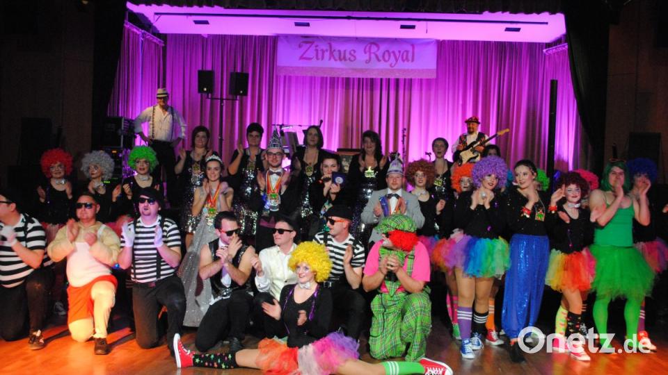 Ein buntes, rauschendes Fest feierten die Nordoberpfälzer Prinzenpaare in der Mehrzweckhalle in Floß Bild: gag