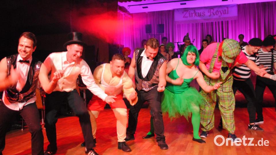 Ein buntes, rauschendes Fest feierten die Nordoberpfälzer Prinzenpaare in der Mehrzweckhalle in Floß Bild: gag