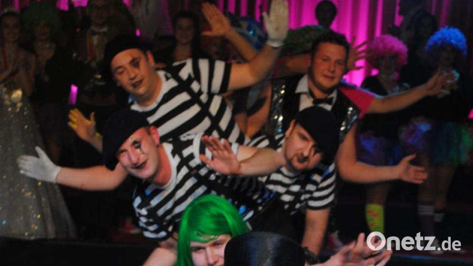 Ein buntes, rauschendes Fest feierten die Nordoberpfälzer Prinzenpaare in der Mehrzweckhalle in Floß Bild: gag
