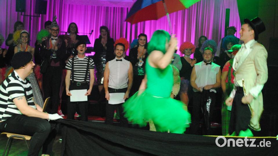 Ein buntes, rauschendes Fest feierten die Nordoberpfälzer Prinzenpaare in der Mehrzweckhalle in Floß Bild: gag