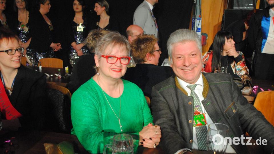 Ein buntes, rauschendes Fest feierten die Nordoberpfälzer Prinzenpaare in der Mehrzweckhalle in Floß Bild: gag