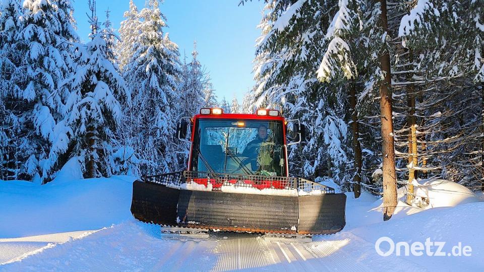 Früh am Morgen pflügt sich der Pisten-Bully der Zweckgemeinschaft Steinwaldloipe durch den verschneiten Steinwald. Bild: bsc