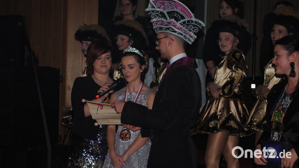 Ein buntes, rauschendes Fest feierten die Nordoberpfälzer Prinzenpaare in der Mehrzweckhalle in Floß Bild: gag