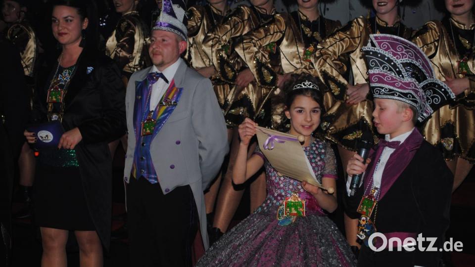 Ein buntes, rauschendes Fest feierten die Nordoberpfälzer Prinzenpaare in der Mehrzweckhalle in Floß Bild: gag