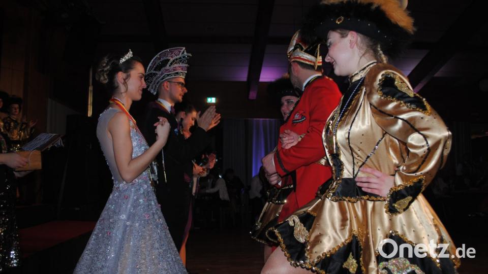 Ein buntes, rauschendes Fest feierten die Nordoberpfälzer Prinzenpaare in der Mehrzweckhalle in Floß Bild: gag
