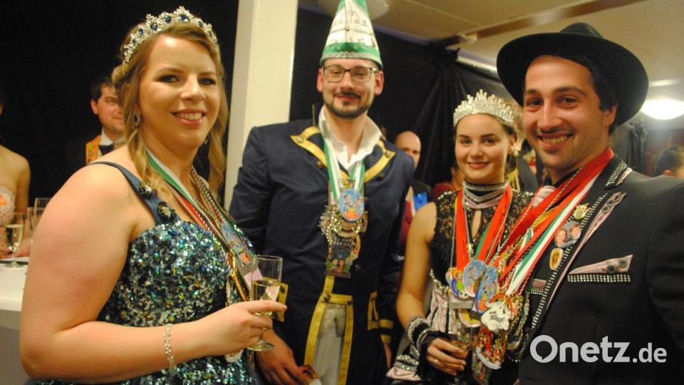 Ein buntes, rauschendes Fest feierten die Nordoberpfälzer Prinzenpaare in der Mehrzweckhalle in Floß Bild: gag