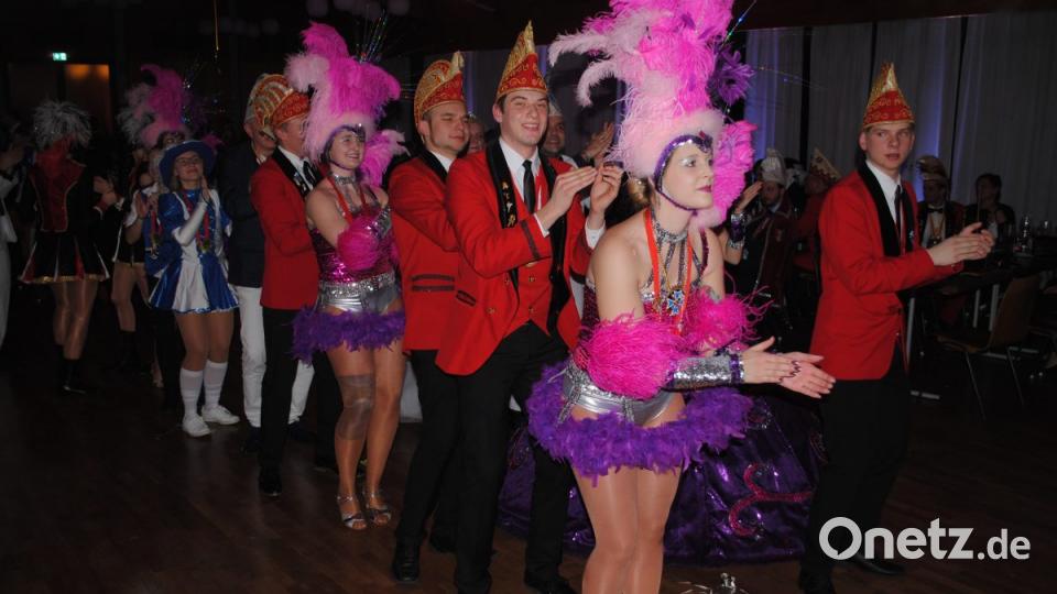Ein buntes, rauschendes Fest feierten die Nordoberpfälzer Prinzenpaare in der Mehrzweckhalle in Floß Bild: gag