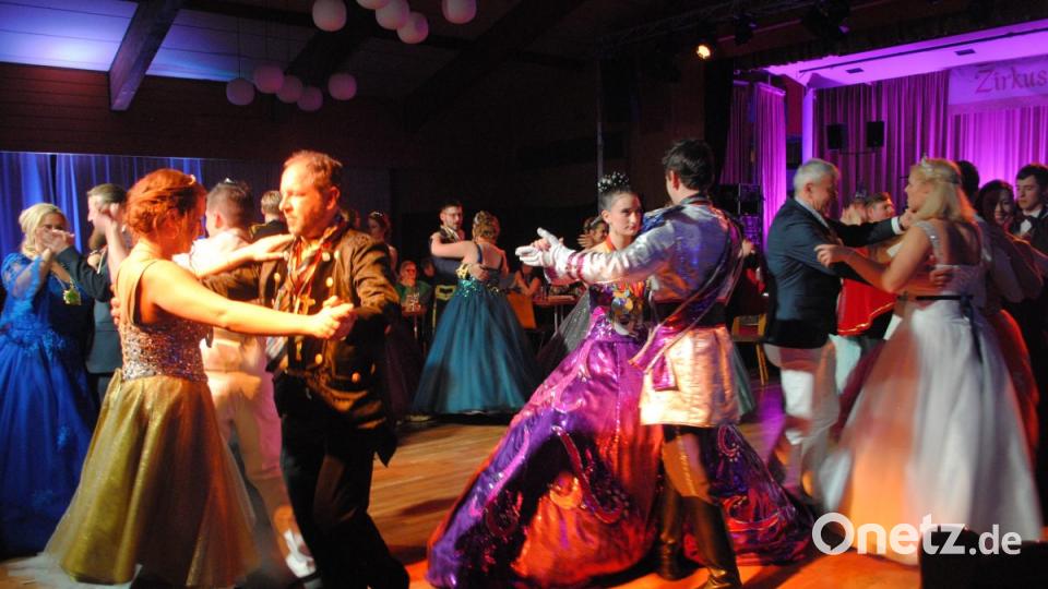 Ein buntes, rauschendes Fest feierten die Nordoberpfälzer Prinzenpaare in der Mehrzweckhalle in Floß Bild: gag