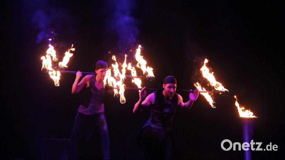 Das Duo „Fenfire“ aus Österreich kombinierte das Spiel mit dem Feuer mit Jonglage. Bild: stg