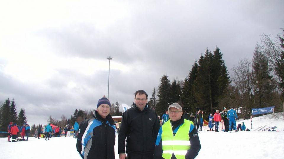 Zweiter Bürgermeister Karlheinz Glaser (von links), MdL Martin Schöffel und SC-Vorsitzender Sigurd Zapf. Bild: gis