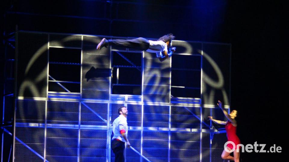 Fassadenkletterei und waghalsige Sprünge auf dem Trampolin zeigten die „Catwall Acrobats&quot;. Bild: stg