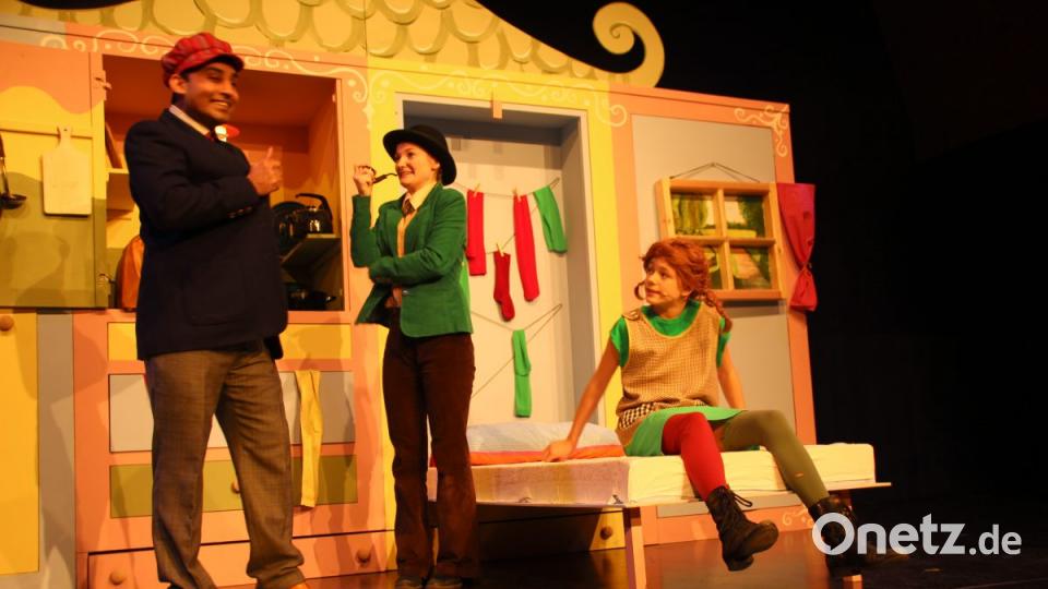 Pippi meistert in ihrer Villa Kunterbunt viele Abenteuer: Auch gegen Einbrecher (gespielt von Junaid Bajauri und Julia Gitter) weiß sich das tapfere Mädchen zu wehren. Bild: kmo