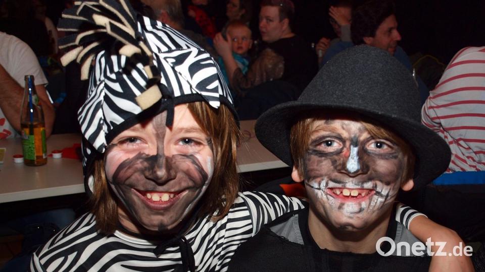 Ein Zebra und ein Skelett. Bild: sön