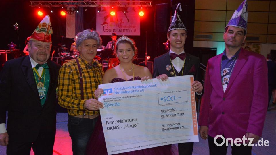 Auch beim Feiern vergessen die Mitterteicher jene Menschen nicht, die Hilfe benötigen. Zugunsten der Typisierungsaktionen für den fünfjährigen Hugo aus der Kreisstadt wurden 500 Euro als Spende übergeben. Im Bild (von links) Tursiana-Vorsitzender Klaus Behnke, Bürgermeister Roland Grillmeier, das Tirschenreuther Prinzenpaar Michaela I. und Michael II. sowie Gaudiwurm-Vorsitzender Michael Zintl. Bild: jr