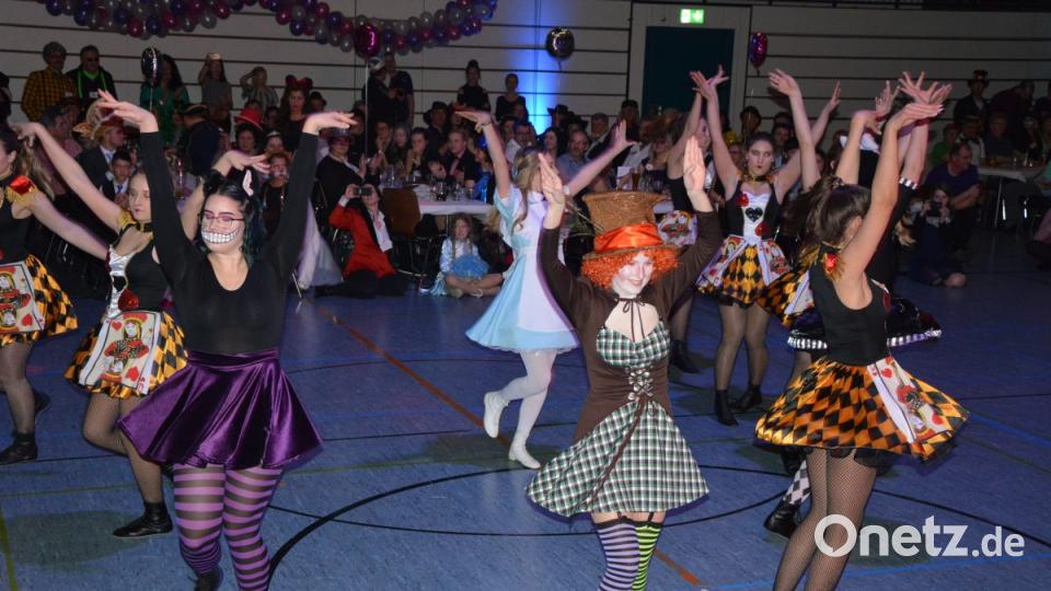 Einen tollen Showtanz legte die Mähringer Faschingsgesellschaft „Rosamunde“ zum Thema „Alice aus dem Wunderland“ aufs Parkett. Bild: jr