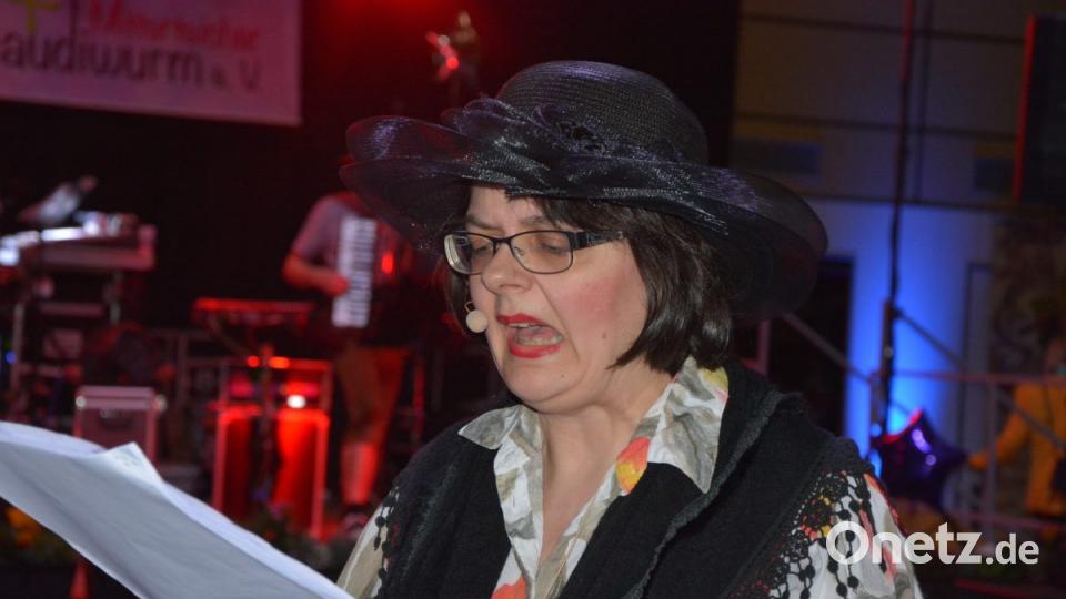 Sonja Stahl-Lorenz aus Tirschenreuth las den Mitterteichern als Büttenrednerin &quot;Traudl&quot; die Leviten. Bild: jr